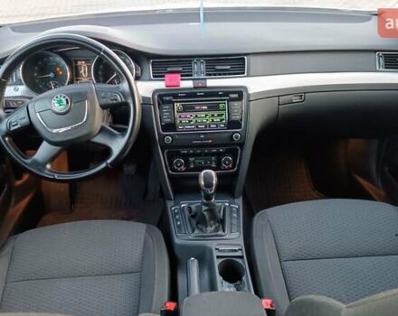 Серый Шкода Суперб, объемом двигателя 1.6 л и пробегом 328 тыс. км за 7950 $, фото 109 на Automoto.ua