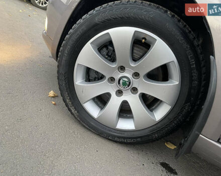 Сірий Шкода Суперб, об'ємом двигуна 2 л та пробігом 256 тис. км за 10700 $, фото 18 на Automoto.ua
