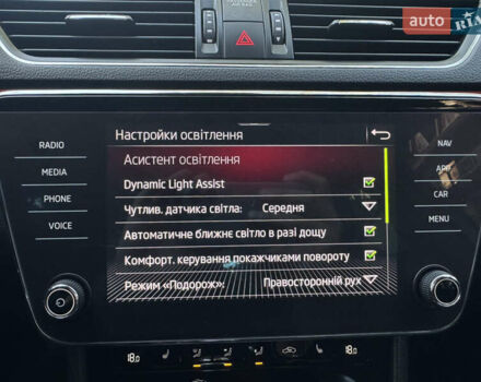 Сірий Шкода Суперб, об'ємом двигуна 2 л та пробігом 198 тис. км за 27999 $, фото 110 на Automoto.ua