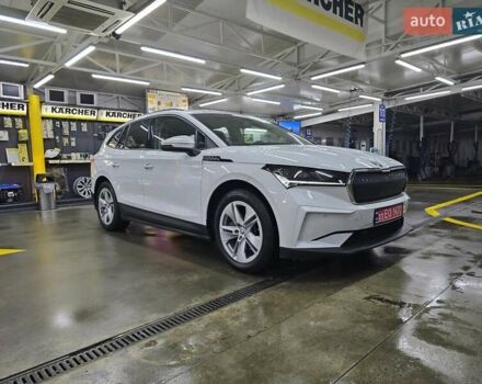 Белый Шкода Enyaq iV, объемом двигателя 0 л и пробегом 99 тыс. км за 20999 $, фото 6 на Automoto.ua