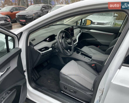 Белый Шкода Enyaq iV, объемом двигателя 0 л и пробегом 116 тыс. км за 23000 $, фото 4 на Automoto.ua