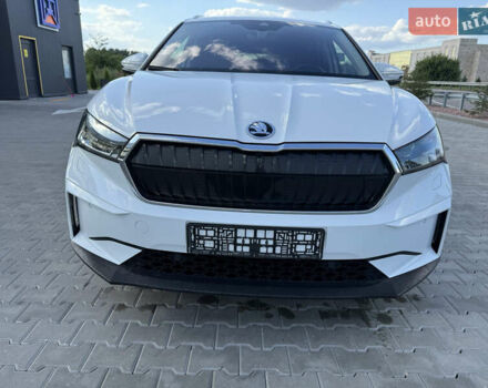 Белый Шкода Enyaq iV, объемом двигателя 0 л и пробегом 67 тыс. км за 27400 $, фото 2 на Automoto.ua