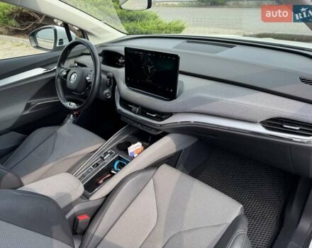 Белый Шкода Enyaq iV, объемом двигателя 0 л и пробегом 59 тыс. км за 28350 $, фото 7 на Automoto.ua