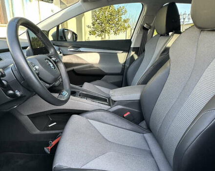 Белый Шкода Enyaq iV, объемом двигателя 0 л и пробегом 24 тыс. км за 24900 $, фото 5 на Automoto.ua