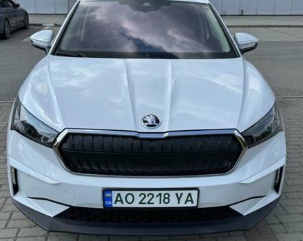 Белый Шкода Enyaq iV, объемом двигателя 0 л и пробегом 59 тыс. км за 28350 $, фото 4 на Automoto.ua