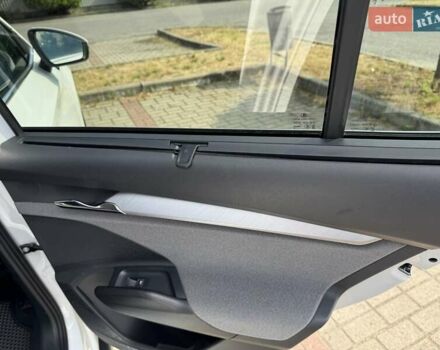 Белый Шкода Enyaq iV, объемом двигателя 0 л и пробегом 59 тыс. км за 28350 $, фото 8 на Automoto.ua