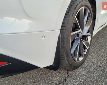 Белый Шкода Enyaq iV, объемом двигателя 0 л и пробегом 40 тыс. км за 27900 $, фото 26 на Automoto.ua