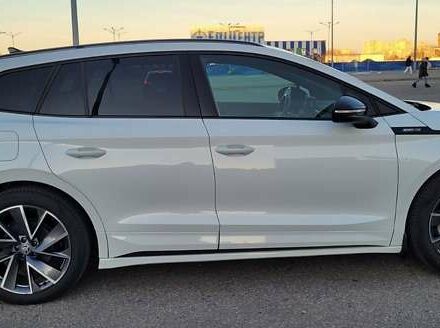 Белый Шкода Enyaq iV, объемом двигателя 0 л и пробегом 40 тыс. км за 27900 $, фото 3 на Automoto.ua