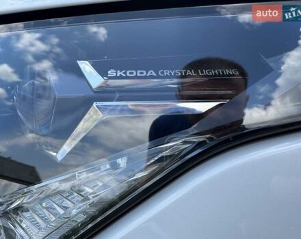 Белый Шкода Enyaq iV, объемом двигателя 0 л и пробегом 59 тыс. км за 28350 $, фото 5 на Automoto.ua
