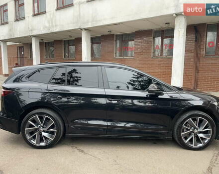 Черный Шкода Enyaq iV, объемом двигателя 0 л и пробегом 28 тыс. км за 38900 $, фото 4 на Automoto.ua