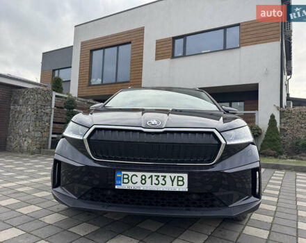 Черный Шкода Enyaq iV, объемом двигателя 0 л и пробегом 10 тыс. км за 33900 $, фото 2 на Automoto.ua