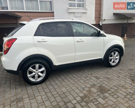 Белый Cанг Йонг Корандо, объемом двигателя 2 л и пробегом 220 тыс. км за 8400 $, фото 4 на Automoto.ua