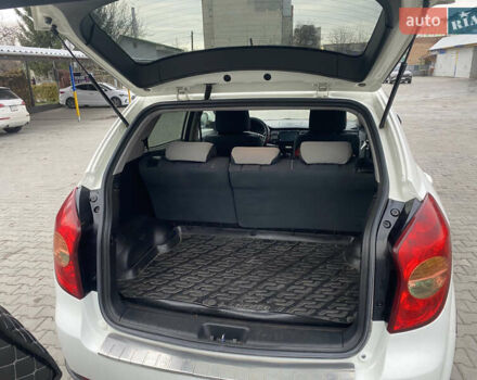 Белый Cанг Йонг Корандо, объемом двигателя 2 л и пробегом 240 тыс. км за 8000 $, фото 4 на Automoto.ua