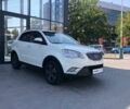 Белый Cанг Йонг Корандо, объемом двигателя 2 л и пробегом 297 тыс. км за 8799 $, фото 2 на Automoto.ua