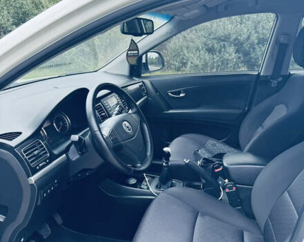 Білий Cанг Йонг Korando, об'ємом двигуна 2 л та пробігом 164 тис. км за 8100 $, фото 5 на Automoto.ua