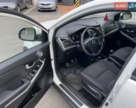 Білий Cанг Йонг Korando, об'ємом двигуна 2 л та пробігом 109 тис. км за 9500 $, фото 10 на Automoto.ua