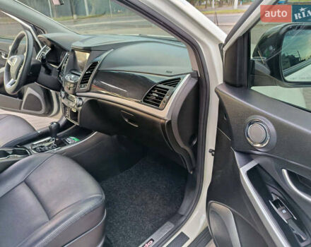 Білий Cанг Йонг Korando, об'ємом двигуна 2.2 л та пробігом 162 тис. км за 14400 $, фото 27 на Automoto.ua