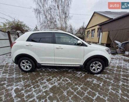 Белый Cанг Йонг Корандо, объемом двигателя 2 л и пробегом 168 тыс. км за 8314 $, фото 1 на Automoto.ua