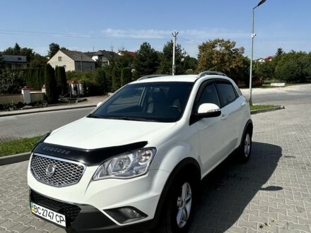 Белый Cанг Йонг Корандо, объемом двигателя 2 л и пробегом 155 тыс. км за 9400 $, фото 1 на Automoto.ua