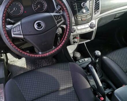 Червоний Cанг Йонг Korando, об'ємом двигуна 2 л та пробігом 100 тис. км за 10000 $, фото 5 на Automoto.ua