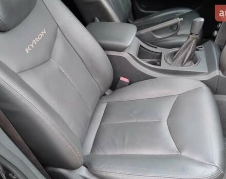 Сірий Cанг Йонг Kyron, об'ємом двигуна 2 л та пробігом 289 тис. км за 4999 $, фото 24 на Automoto.ua