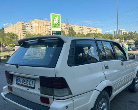 Белый Cанг Йонг Муссо, объемом двигателя 2.9 л и пробегом 250 тыс. км за 3800 $, фото 2 на Automoto.ua