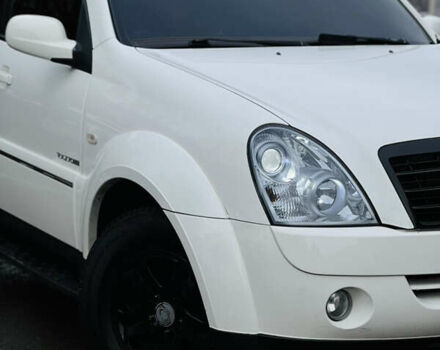 Білий Cанг Йонг Rexton, об'ємом двигуна 2.7 л та пробігом 275 тис. км за 8500 $, фото 1 на Automoto.ua