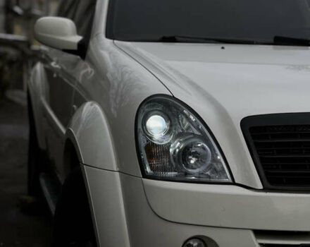 Білий Cанг Йонг Rexton, об'ємом двигуна 2.7 л та пробігом 275 тис. км за 8500 $, фото 2 на Automoto.ua