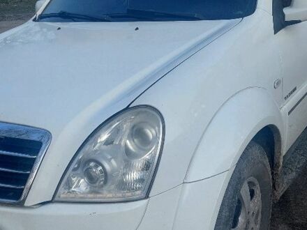 Белый Cанг Йонг Рекстон, объемом двигателя 2.7 л и пробегом 280 тыс. км за 7500 $, фото 1 на Automoto.ua