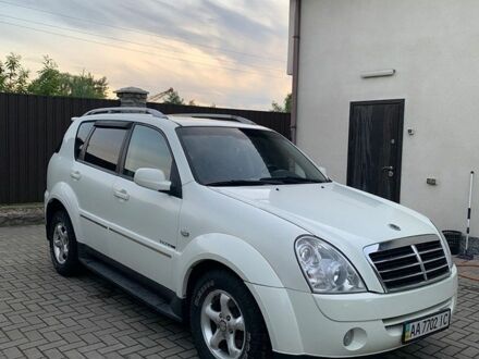 Білий Cанг Йонг Rexton, об'ємом двигуна 2.7 л та пробігом 145 тис. км за 6800 $, фото 1 на Automoto.ua