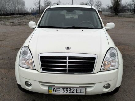 Білий Cанг Йонг Rexton, об'ємом двигуна 2.7 л та пробігом 288 тис. км за 8500 $, фото 1 на Automoto.ua