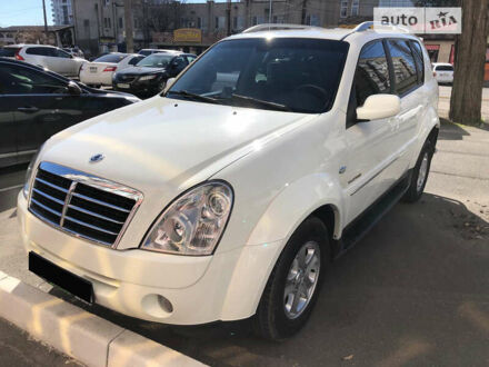 Білий Cанг Йонг Rexton, об'ємом двигуна 2.7 л та пробігом 148 тис. км за 12000 $, фото 1 на Automoto.ua