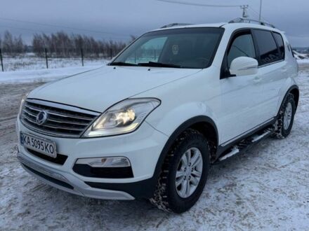 Белый Cанг Йонг Рекстон, объемом двигателя 2 л и пробегом 253 тыс. км за 10000 $, фото 1 на Automoto.ua