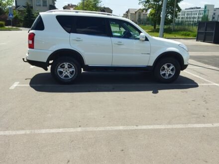 Білий Cанг Йонг Rexton, об'ємом двигуна 2.2 л та пробігом 130 тис. км за 17500 $, фото 1 на Automoto.ua