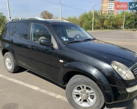 Черный Cанг Йонг Рекстон, объемом двигателя 2.5 л и пробегом 300 тыс. км за 4900 $, фото 2 на Automoto.ua