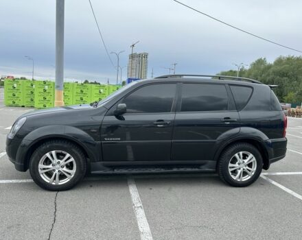 Черный Cанг Йонг Рекстон, объемом двигателя 2.7 л и пробегом 247 тыс. км за 10000 $, фото 4 на Automoto.ua