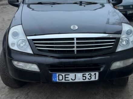 Черный Cанг Йонг Рекстон, объемом двигателя 2.7 л и пробегом 300 тыс. км за 1950 $, фото 1 на Automoto.ua