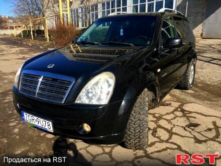 Черный Cанг Йонг Рекстон, объемом двигателя 2.7 л и пробегом 304 тыс. км за 4000 $, фото 1 на Automoto.ua