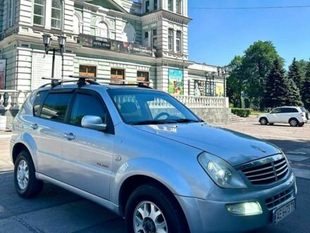 Сірий Cанг Йонг Rexton, об'ємом двигуна 2.3 л та пробігом 240 тис. км за 5500 $, фото 1 на Automoto.ua