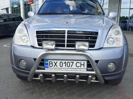 Сірий Cанг Йонг Rexton, об'ємом двигуна 2.7 л та пробігом 300 тис. км за 7999 $, фото 1 на Automoto.ua