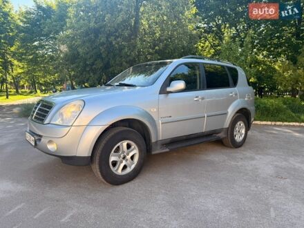 Сірий Cанг Йонг Rexton, об'ємом двигуна 2.7 л та пробігом 200 тис. км за 5600 $, фото 1 на Automoto.ua