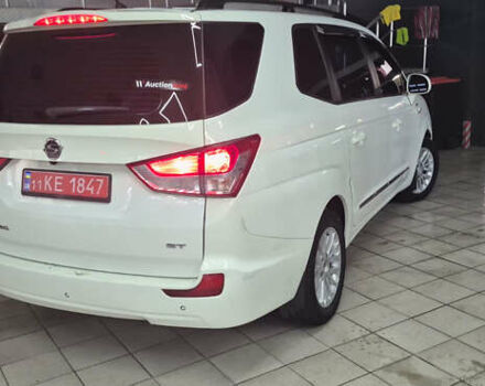 Белый Cанг Йонг Korando Turismo, объемом двигателя 2 л и пробегом 262 тыс. км за 14990 $, фото 5 на Automoto.ua