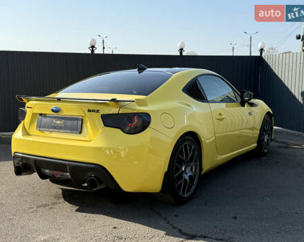 Желтый Субару БРЗ, объемом двигателя 2 л и пробегом 61 тыс. км за 11000 $, фото 4 на Automoto.ua