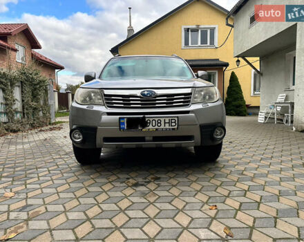 Серый Субару Форестер, объемом двигателя 2 л и пробегом 270 тыс. км за 7700 $, фото 2 на Automoto.ua