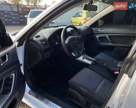 Белый Субару Легаси, объемом двигателя 1.99 л и пробегом 299 тыс. км за 6399 $, фото 10 на Automoto.ua