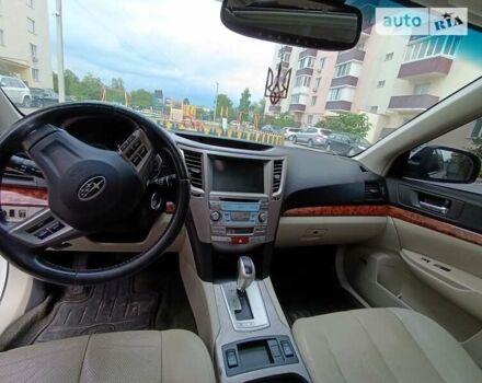 Белый Субару Легаси, объемом двигателя 2.5 л и пробегом 230 тыс. км за 7900 $, фото 2 на Automoto.ua