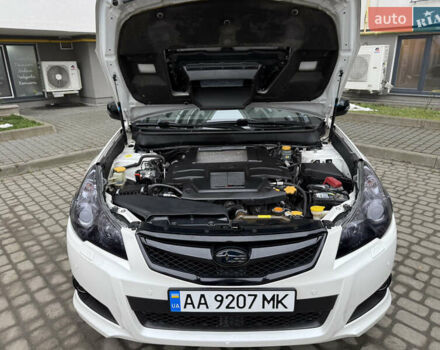 Белый Субару Легаси, объемом двигателя 2.46 л и пробегом 178 тыс. км за 10999 $, фото 6 на Automoto.ua