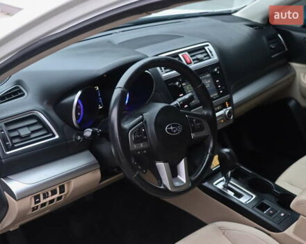 Белый Субару Легаси, объемом двигателя 2.5 л и пробегом 240 тыс. км за 8999 $, фото 15 на Automoto.ua