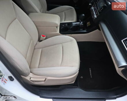 Белый Субару Легаси, объемом двигателя 2.5 л и пробегом 240 тыс. км за 8999 $, фото 12 на Automoto.ua