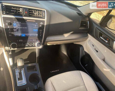 Белый Субару Легаси, объемом двигателя 2.5 л и пробегом 219 тыс. км за 12000 $, фото 5 на Automoto.ua